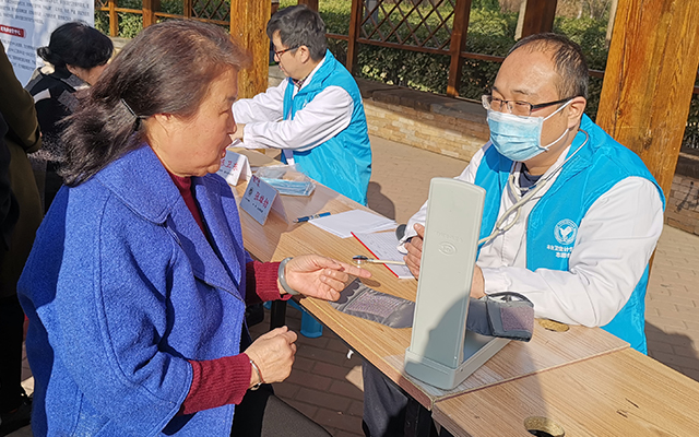 【学雷锋日】广发注册网(中国区)首页,举办“爱满京城，牵手智慧家医”志愿服务活动(图5)